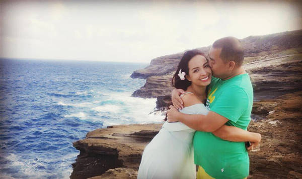 Đầu tháng 6, gia đình nhạc sĩ Minh Khang và cựu người mẫu Thúy Hạnh khởi hành chuyến du lịch nghỉ hè dài ngày qua nhiều địa điểm từ Hàn Quốc, Hawaii đến các thành phố ở bờ Tây nước Mỹ, nhân kỷ niệm 10 năm ngày cưới của hai vợ chồng. Gia đình bốn thành viên vừa trở về cách đây ít ngày.