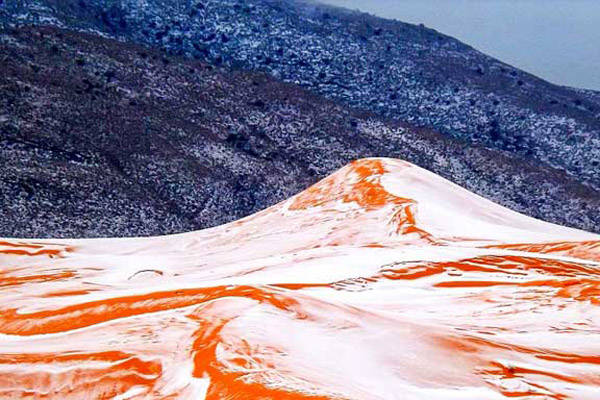Ain Sefra là cửa ngõ bước vào sa mạc Sahara rộng lớn. Vùng đất Bắc Phi khô nóng quanh năm khiến người ta khó liên tưởng đến cảnh tượng tuyết rơi mà bình thường chỉ xảy ra ở những địa phương có nhiệt độ thấp. 