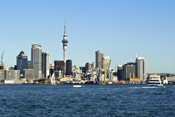 Thành phố Auckland với biểu tượng tòa nhà Sky Tower cao 328m. Ảnh: flickr/Abaconda
