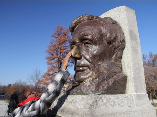 Đến mộ của Lincoln ở Springfield, Illinois, Mỹ, bạn sẽ gặp may nếu xoa mũi bức tượng cố tổng thống Mỹ bằng đồng. Nhà điêu khắc Gutzon Borglum, người thiết kế bức tượng này, cũng là tác giả của đài tưởng niệm núi Rushmore nổi tiếng.