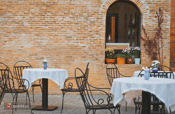 Vào những hôm thời tiết đẹp bạn có thể ngồi tại đây thưởng thức một bữa ăn kiểu Ý và nhâm nhi tách cà phê Espresso thơm nồng nàn.