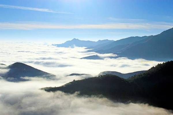 Tà Xùa Đến với Tà Xùa (huyện Bắc Yên, tỉnh Sơn La), bạn sẽ được trải nghiệm hành trình đi săn với khung cảnh mây trắng phủ kín một thung lũng. Đường lên Tà Xùa dốc đứng, quanh co qua những bản người Mông thấp thoáng hai bên triền dốc. Trên đỉnh Tà Xùa, nếu may mắn bạn sẽ được ngắm biển mây bồng bềnh. Thời điểm thích hợp nhất để săn mây Tà Xùa là những tháng mùa đông, từ tháng 12 đến tháng 3 hàng năm. Ảnh: Ngong Hankang.