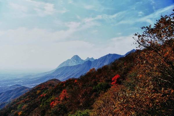 Núi Thái Thất: Đây là đại bản doanh của phái Tung sơn, nằm ở dãy Tung Sơn, tỉnh Hà Nam. Môn phái này có nhiều cao thủ từ cả hắc giới và bạch giới. Núi Thái Thất có phong cảnh ngoạn mục, hiểm trở. Ảnh: Chinaeztour. 