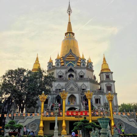 Nhiều người dân ở khu vực xung quanh chùa đều gọi đây là chùa Thái Lan, vì thoạt nhìn ngôi chùa sẽ cho bạn cảm giác như đang du lịch đến đến nước Thái Lan vậy. Ảnh: @nhanvtt