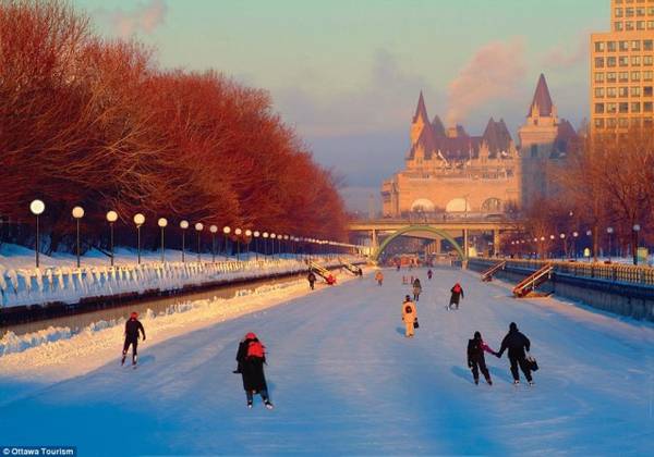 Vào những tháng mùa đông, kênh Rideau ở Ottawa trở thành một sân trượt băng