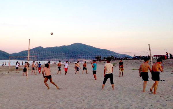 Chơi bóng chuyền trên cát - Ảnh: Việt Hùng