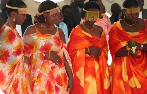 Các cô dâu trong lễ cưới ở Uganda. Ảnh: Guide to Uganda.