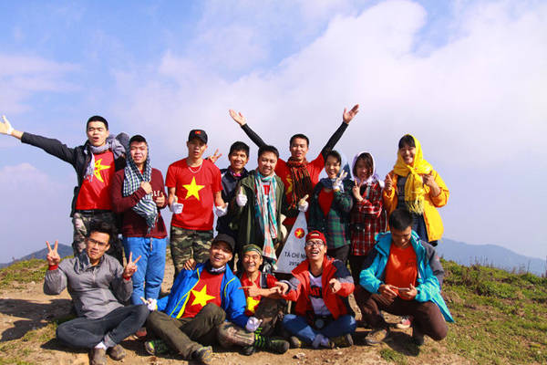 Cảm giác vui sướng của đoàn khi chạm đỉnh Tà Chì Nhù - Ảnh: Lê Hồng Thái