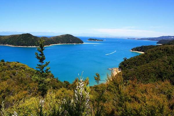Công viên Quốc gia Abel Tasman từng được bình chọn là một trong những nơi cắm trại lý tưởng nhất trên thế giới. Ảnh: flickr/Bruno 