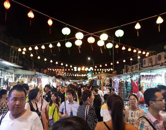 Không khí nhộn nhịp của chợ đêm Nha Trang.
