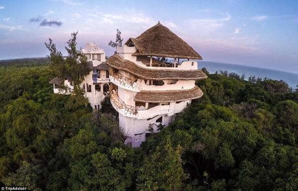 Treehouse, Watamu, Kenya: Khu nhà trên cây ấn tượng này cho du khách chiêm ngưỡng cả rừng nguyên sinh và Ấn Độ Dương.