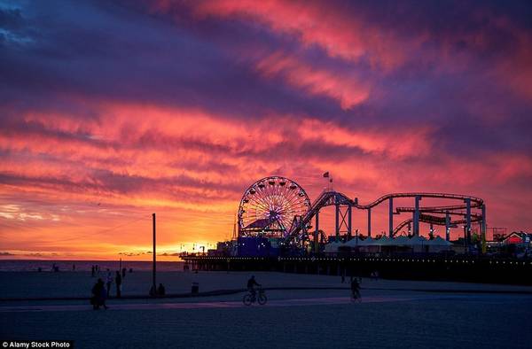 Khi hoàng hôn buông xuống trên bãi biển Santa Monica, California, Mỹ, ánh sáng đa sắc tràn ngập khắp nơi. 
