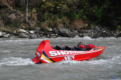 Tàu siêu tốc đưa khách khám phá sông Shotover có giá vé là 135 đô NZ cho người lớn, 75 đô NZ cho trẻ em (tương ứng 2,1 và 1,1 triệu đồng). Năm 2015, đã có 150.000 lượt khách tham gia trò chơi này. Ảnh: Minh An.