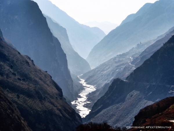 Đoạn sông Dương Tử chảy qua khu vực Nam Tây Tạng, Vân Nam 80km được gọi là sông Kim Sa bị eo thắt của những ngọn núi cao trên 5.000m chặn lại, đã tạo ra hai kỳ quan thắng cảnh thiên nhiên là khe Hổ Nhảy và khúc uốn lượn xứng danh “Trường Giang đệ nhất loan”. Ảnh: 4feet2mouths