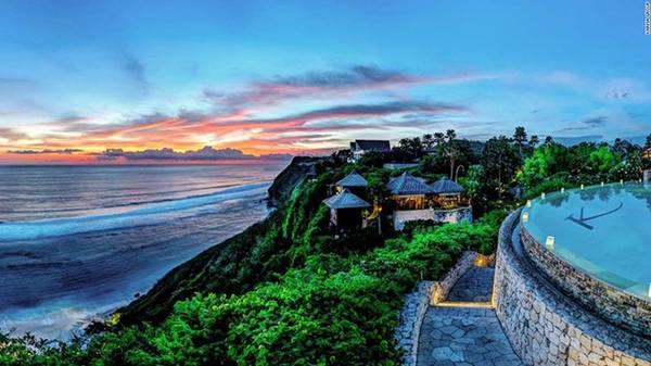 Bali (Indonesia): Mùa thu, thiên đường du lịch này đón khách với những bãi biển thơ mộng, hàng trăm ngôi chùa cổ kính và nền ẩm thực phong phú. Ảnh: CNN.
