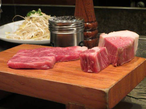 Indiana từng không tin vào trải nghiệm thay đổi cuộc đời của những người thưởng thức thịt bò Kobe tại Nhật Bản, cho tới khi cô tự mình khám phá. Một ngày lạnh ẩm ướt tại Kyoto, cô cùng bạn tới Wakkoqu, một nhà hàng có tiếng tại Kobe, trước giờ ăn trưa với hy vọng nhà hàng hạ giá so với bữa tối.