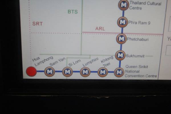 Ô màu đỏ là tên của trạm tàu điện ngầm mà bạn đang đứng. Ảnh: San San
