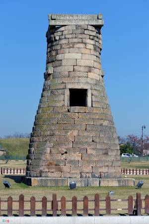 Đế của đài thiên văn hình vuông bốn cạnh tượng trưng cho 4 mùa xuân, hạ, thu, đông. Mỗi cạnh tháp có ba viên đá tượng trưng cho 3 tháng trong tiết.
