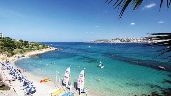 Các khu nghỉ dưỡng và bãi biển cát đẹp nằm chủ yếu ở phía bắc Malta, nổi tiếng nhất là vịnh Mellieħa, Għajn Tuffieħa và vịnh Golden. Nếu muốn tìm các bãi biển nhỏ và yên tĩnh hơn, bạn có thể tới vịnh Paradise và Armier. Ảnh: Firstchoice.