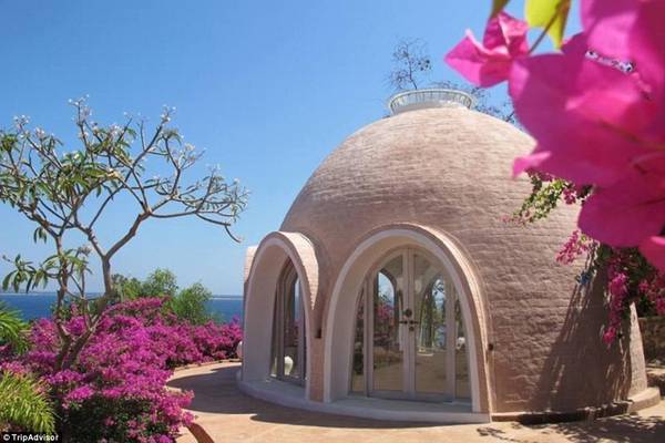 Biệt thự WisDome, Lombok, Indonesia: Biệt thự mái vòm ấn tượng này nằm trên đảo Lombok và có các phòng ngủ với giường hình tròn.