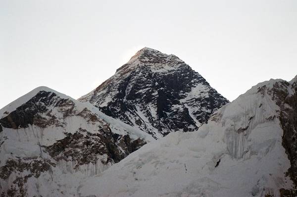 Đây là điểm nhìn đỉnh Everest rõ nhất và đẹp nhất, đặc biệt là ở thời điểm bình minh hay hoàng hôn.