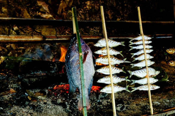 Thung Nai nổi tiếng với món đặc sản cá nướng.