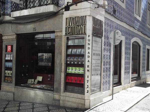 Bertrand, hiệu sách lâu đời nhất thế giới ra đời năm 1732 nằm tại khu phố Bairro Alto của Lisbon. Cửa tiệm đã bị phá huỷ trong một trận động đất vào năm 1755, nhưng sau đó được tu sửa tại chính vị trí này năm 1773. Ảnh: Yelp.