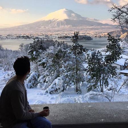 Núi Phú Sĩ phủ đầy tuyết vào mùa đông, view nhìn từ Hoshinoya Fuji. Ảnh:@larcentales