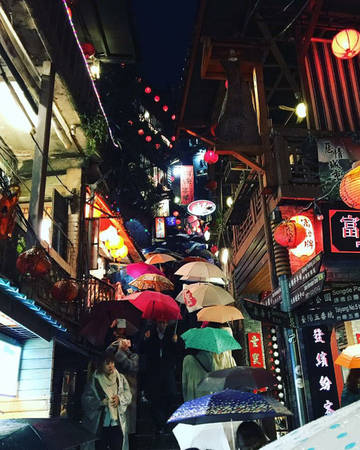 Ngoài các điểm đến hấp dẫn, Đài Loan còn nổi tiếng về nền ẩm thực đường phố rất phong phú, đa dạng, với giá cả thì rất rẻ. Đó là một trong những lý do chính khiến chi phí chuyến đi của du khách giảm xuống đáng kể.