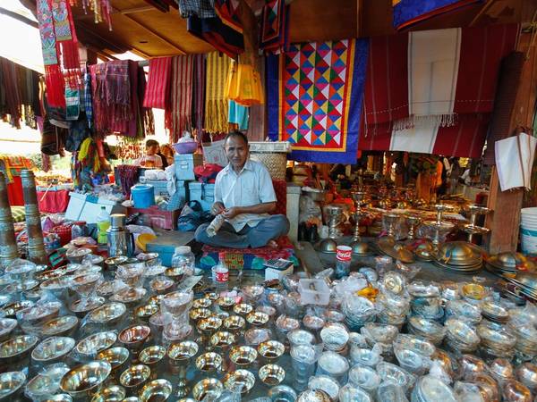 Một gian hàng ở chợ Thimpu. Đồng rupee Ấn Độ được sử dụng rộng rãi ở Bhutan tới năm 1974, khi quốc gia này ban hành đồng tiền riêng - đồng ngultrum.