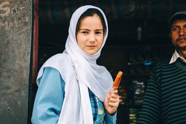 Kargil là 1 mảnh ghép khác của bức tranh Ladakh. Người ở Kargil lai giữa Tây Tạng, Pakistan hay Afghanistan. 90 % dân số Kargil là Hồi giáo Shia, 5% người Sunni và 5% của Phật giáo Tây Tạng. Trong ảnh là một cô bé nữ sinh mua kem trước giờ lên lớp. Tụi học sinh sáng sớm cứ ào ra ăn kem như phong trào í, vui lắm!