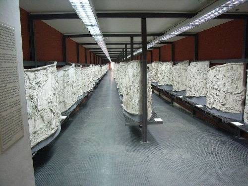 Du khách có thể đến bảo tàng Nền văn minh La Mã để xem những khuôn thạch cao mô phỏng lại các hình ảnh phù điêu trên cây cột Trajan. Ảnh: Notafly