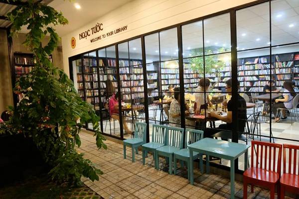 Ngọc Tước Book Café chính là nơi mà người ta thường tìm đến đơn giản là để trải lòng mình, hưởng thụ những giây phút thư giãn, rũ bỏ những gánh nặng, mỏi mệt của công việc và chìm đắm trong thế giới sách.