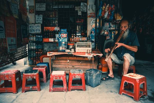 Cụ Huấn (82 tuổi, ở khu Quỳnh Mai, quận Hai Bà Trưng) tâm sự: "Tôi đã bán hàng gần chục năm nay. Thuốc lào, trà đá là sở thích từ thuở thanh niên ở làng quê. Bây giờ ở phố, tôi bán hàng vừa kiếm được chút tiền, vừa đỡ nhớ quê".