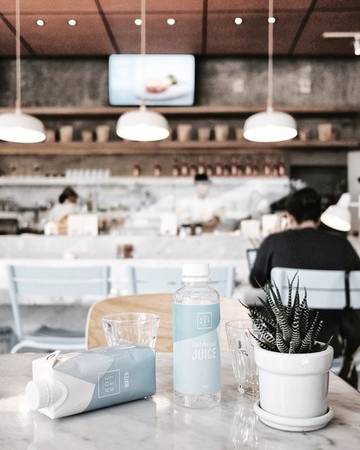 Rocket cafe: Đối tượng khách hàng quán n hắm tới là dân công sở, văn phòng không có nhiều thời gian, song vẫn muốn trải nghiệm ẩm thực tươi ngon. Tông màu xanh pastel phù hợp với sự tươi trẻ năng động.