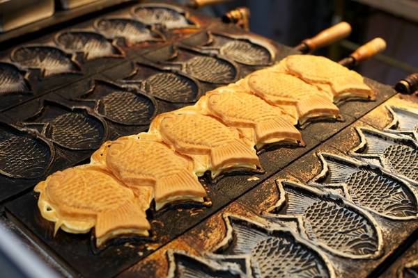 Taiyaki: Bánh cá nướng là món ăn vặt được nhiều người yêu thích, với phần vỏ vàng giòn và phần nhân đậu azuki ngọt ngào. Ngoài ra, bạn còn có thể thưởng thức nhiều loại nhân khác như nhân kem, phô mai, trà xanh… Ảnh: Miner8.