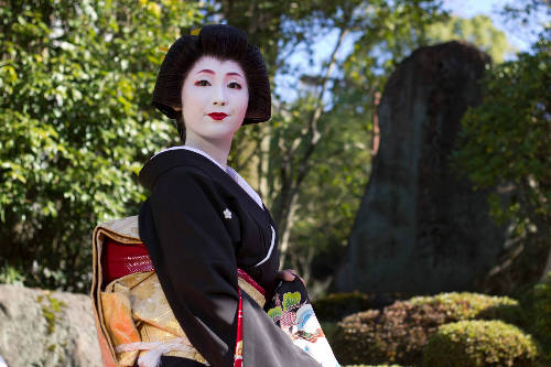 Khuôn mặt trang điểm trắng dày độc đáo của Geisha. Ảnh: Flickr.