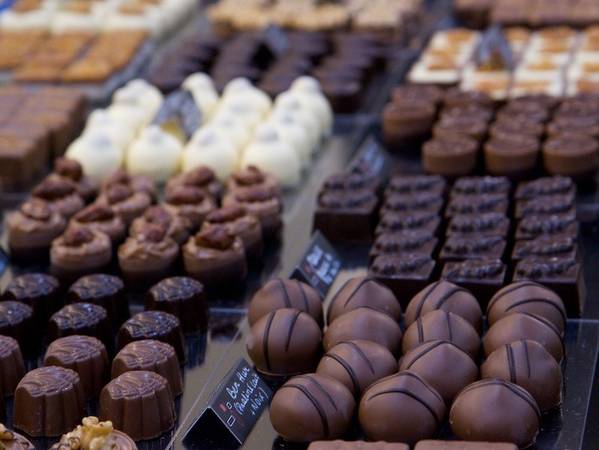 Chocolate: Chocolate là một trong những mặt hàng danh tiếng của Bỉ. Tới Brussels, những tín đồ của món ăn này sẽ được thỏa sức thưởng thức các loại chocolate thượng hạng. Bí quyết tạo ra hương vị độc đáo của chocolate Bỉ là sự tinh khiết của nguyên liệu và phương pháp chế biến được lưu giữ hàng trăm năm. Ảnh: Viator. 