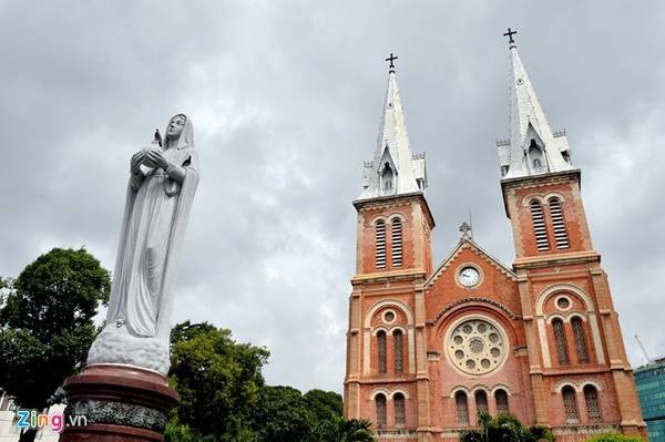 Nhà thờ Đức Bà (quận 1): Nhà thờ Đức Bà còn có tên là Vương cung Thánh đường Chánh tòa Đức Bà Sài Gòn. Công trình được xây dựng vào ngày 7/10/1877. Kiến trúc của nhà thờ được thiết kế kết hợp phong cách Roman và Gothic. Ảnh: Hoàng Hà.