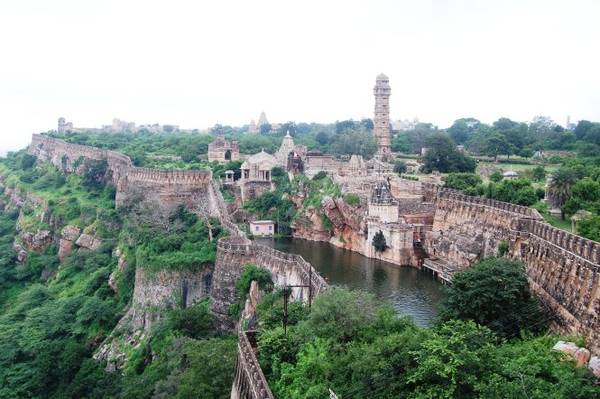 Xây dựng từ thế kỷ 15, Chittaurgarh trên núi Kumbhalgarh là pháo đài lớn nhất và cao nhất bang Rajasthan - Ảnh: wp