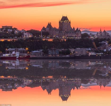 Thành phố Québec ở Montreal, Canada, có những công trình kiến trúc hàng trăm năm tuổi, tạo khung cảnh như truyện cổ tích khi hoàng hôn buông xuống và đèn bắt đầu sáng lên.