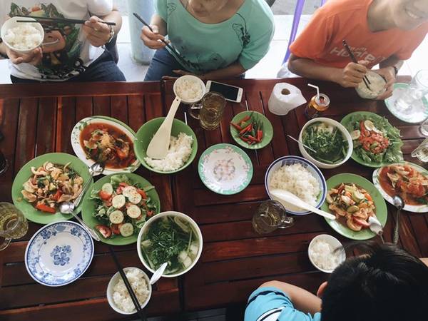 Bữa trưa ở Mũi Né. Ảnh: Oanh Nguyễn