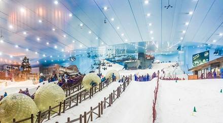 6. Khu trượt tuyết Dubai: Là nơi thích hợp cho các hoạt động gia đình, khu du lịch này là nơi đầu tiên tại Trung Đông mà bạn có thể trượt tuyết giữa mùa hè. Du khách có thể tham gia nhiều hoạt động như trượt tuyết bằng ván, trượt tuyết trên xe kéo và thậm chí là được chiêm ngưỡng chim cánh cụt nữa.