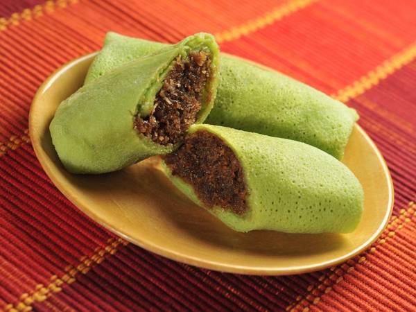 Dadar gulung (Indonesia): Trong tiếng Indonesia, dadar nghĩa là bánh kếp, còn gulung nghĩa là cuộn. Dadar gulung rất phổ biến ở Java, là bánh kếp màu xanh (từ lá dứa) cuộn ngoài đường dừa ngọt ngào. 