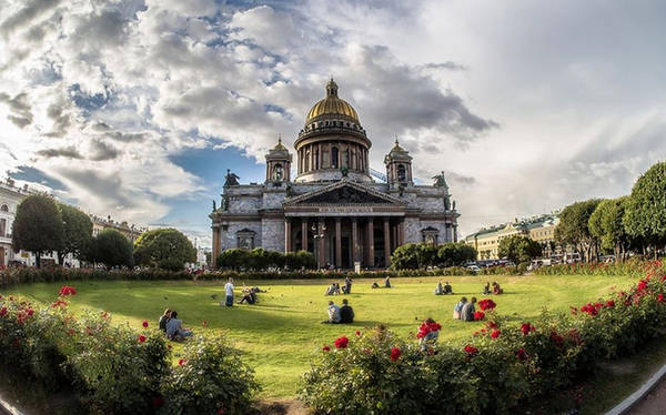 Saint Petersburg còn nổi tiếng với vô số nhà thờ Thiên chúa giáo có kiến trúc Gothic cổ kính như nhà thờ Kazan, St Issac... 