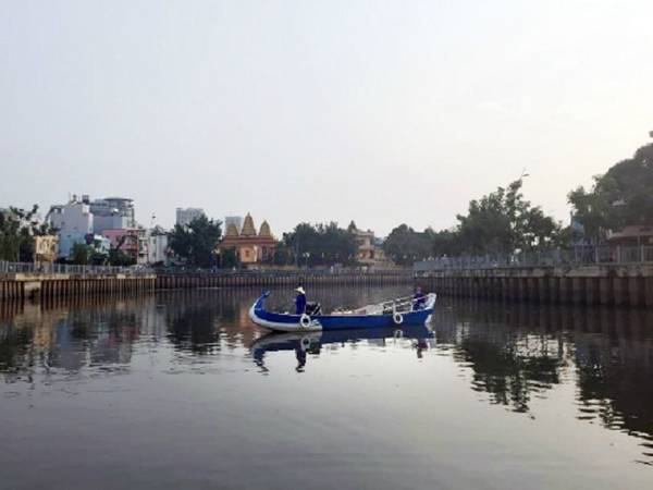 Du thuyền kênh Nhiêu Lộc: Tour du lịch sông nước này cho bạn cảm giác Sài Gòn bình yên và trầm mặc từ giai điệu từ chiếc kèn harmonica, những câu hát đờn ca tài tử. Thuyền xuất bến ở bến thuyền Lê Văn Sỹ (quận 3) hoặc bến Thị Nghè (quận 1), đưa bạn đi 4,5 km trên dòng kênh Nhiêu Lộc uốn lượn quanh co theo những thăng trầm của Sài Gòn. Giá cho một người đi trên thuyền Phụng (3-5 người/ thuyền) là 220.000 đồng và vé trên thuyền Qui (10-22 người/ thuyền) là 110.000 đồng. Ảnh: Thảo Nghi.