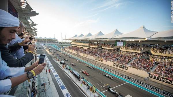 Giải đua F1 ở Abu Dhabi được tổ chức vào tháng 11 hàng năm. Khánh thành từ năm 2009, đây là đường đua duy nhất trên thế giới có mái che.