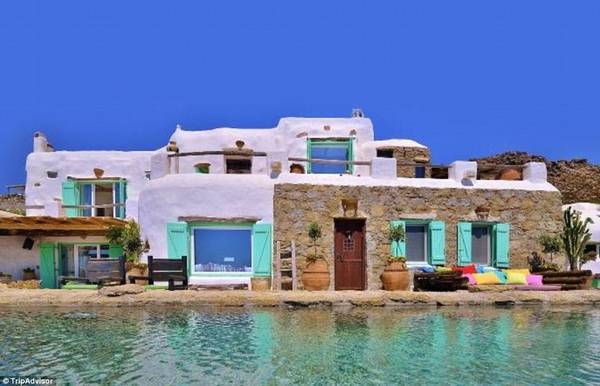 Mykonian Passion, Mykonos, Hy Lạp: Biệt thự Mykonian Passion có nội thất và các chi tiết rực rỡ sắc màu, trái với màu trắng tinh khiết bên ngoài. Khách được sử dụng bể bơi vô cực dài 20 m. 
