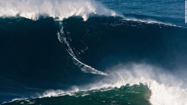 Nazare, Bồ Đào Nha là nơi ghi nhận kỷ lục người “cưỡi” con sóng lớn nhất thế giới của vận động viên lướt ván Garrett McNamara, tháng 11/2011. Ảnh: BBC