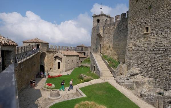Tuy phân thành nhiều đơn vị nhỏ, San Marino được biết đến phần lớn nhờ thủ đô cùng tên (tiếng Italy: Città di San Marino). Thành phố này không lớn, cũng không phải là trung tâm kinh tế của đất nước, nhưng sở hữu những thứ rất hấp dẫn du khách. Trong đó, không thể bỏ qua ba tòa tháp cổ Guaita, Cesta và Montale nằm từ tây sang đông. Vì xây dựng trên núi Titano, ba tòa tháp nằm trên những điểm cao nhất đất nước, nên du khách có thể phóng tầm mắt ngắm được rất xa. Chúng được xây dựng lần lượt từ thế kỉ 11, 13 và 14 để bảo vệ thành phố khỏi những cuộc tấn công của gia tộc Malatesta ở Rimini. Trên ảnh là quang cảnh bên trong tháp Guaita.